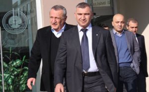 Mübariz Mənsimov həbs olunan nazirin oğlu ilə görüşdü- 09/01/2014