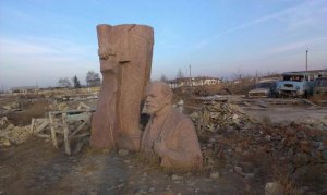 Yevlaxda Lenini ikiyə böldülər - FOTO