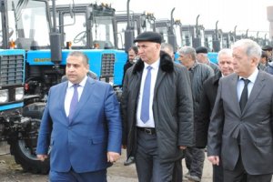 “Aqrolizinq” fermerlərə traktor paylayır - FOTOLAR