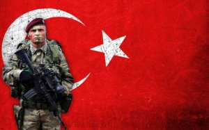 Türk əsgəri PKK terrorçusuna Türkiyə bayrağını belə asdırdı – VİDEO