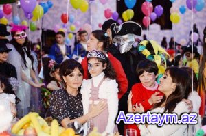 Mehriban Əliyeva qızları ilə Yeni il şənliyində - fotolar