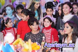 Mehriban Əliyeva qızları ilə Yeni il şənliyində - fotolar