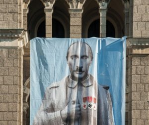 12.03.2014. -  Çexlər Putini Hitler kimi təqdim etdi - (Fotolar)