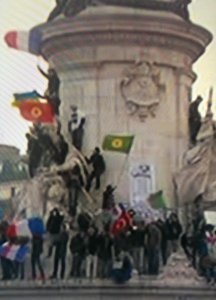 Terror əleyhinə yürüşdə terror bayrağı (FOTO)